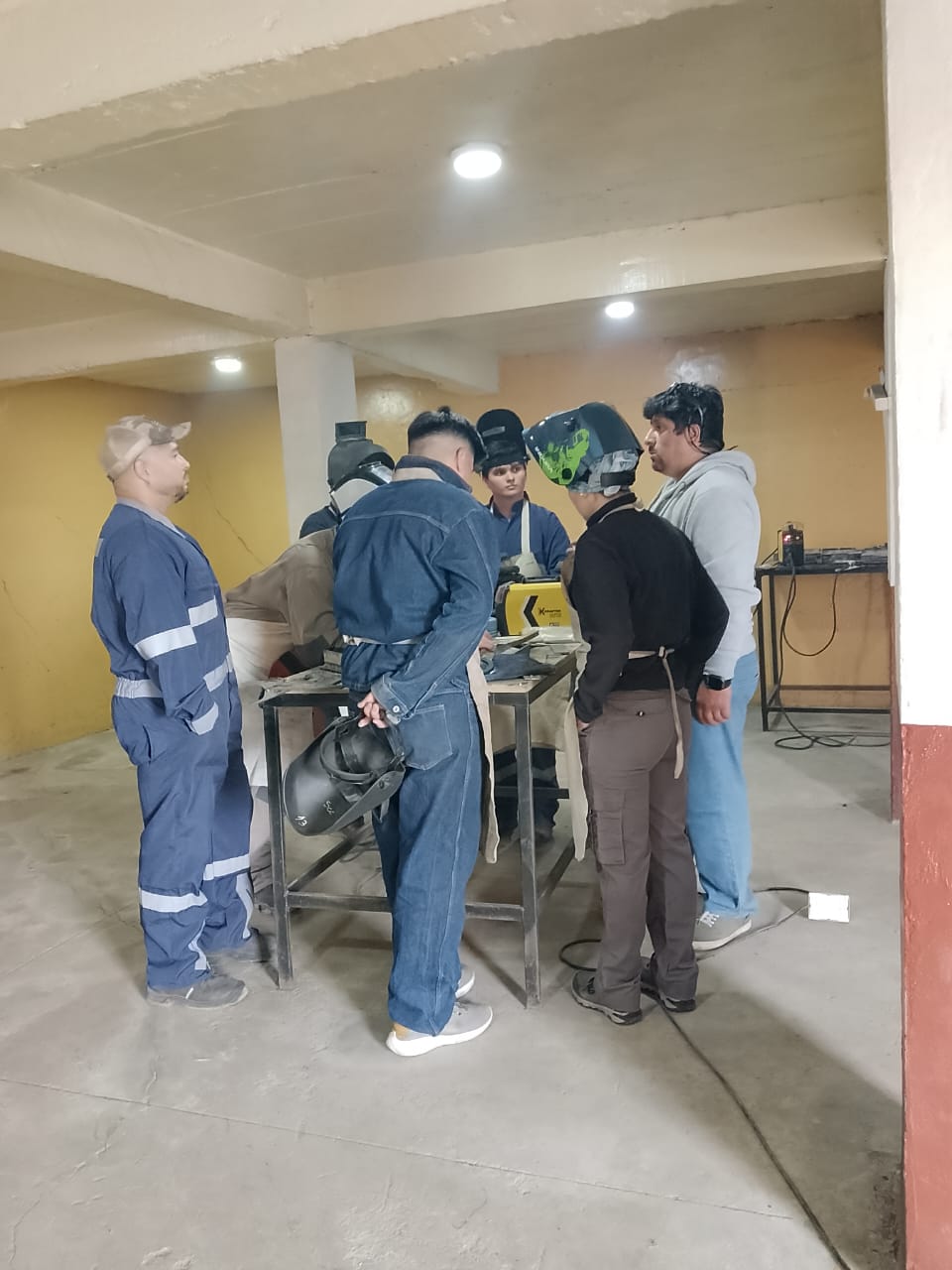 Alumnos en clases de soldadura 